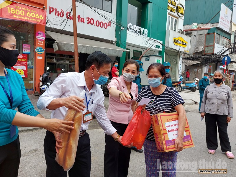 Trên 400 hộ có hoàn cảnh khó khăn ở phường Trung Liệt được nhận hỗ trợ